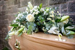 Consejos para elegir las flores más adecuadas para un entierro